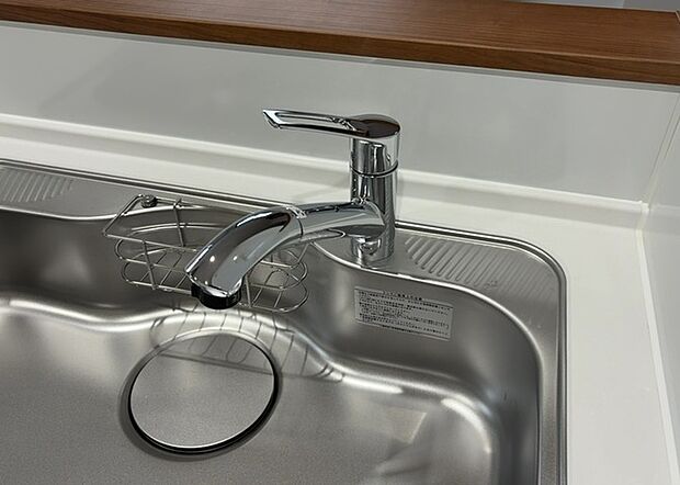 【キッチン水栓】キッチン水栓は、毎日必ず使うものだからこそ、使いやすさが重要です。シャワーヘッドの切り替えがスムーズか、吐水量が調節できるか、水しぶきが飛び散りにくい構造か、浄水機能が付いているかなど、日々の家事を快適にするための機能が数多くあります。また、デザインも多種多様なので、キッチン全体の雰囲気に合わせたものを選ぶことができます。