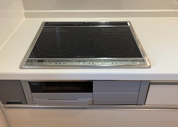 【キッチンコンロ】キッチンコンロは、料理の質を大きく左右する重要な設備です。火力調整のしやすさ、グリル機能の有無、安全装置の充実度など、選ぶポイントがたくさんあります。特に、IHクッキングヒーターは、お手入れのしやすさや安全性が高く、近年人気が高まっています。
