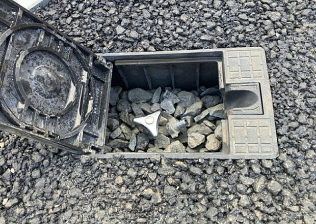 【その他設備】敷地内には、散水栓や立水栓があります。水道水を直接利用できるため、水を運ぶ手間を省くことが出来ます。大量の水を必要とする洗車作業や清掃などに役立ちます。その他設備とあわせて、現地でご確認ください。