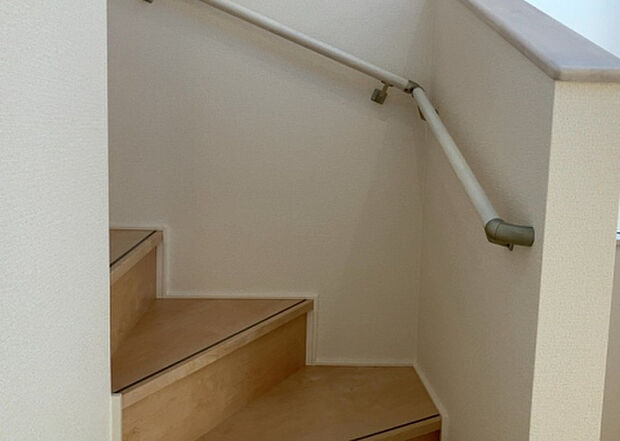 【内装】建物の上下階の通路である階段は、その位置によって動線や室内の印象が大きく左右されます。手摺にも重要な役割があり、転倒の防止・歩行や動作を円滑にして日常生活を支えることを主な目的として設置されています。