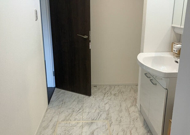 【脱衣場】多くの戸建て住宅で見かける洗面脱衣所は、洗面台と洗濯機が2畳ほどのスペースに並べられていて、洗面所が脱衣所を兼ね備えている間取りが一般的です。お客様が利用することもある、パブリックな空間でもあります。