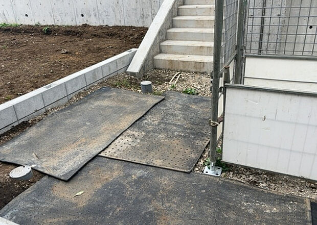 【庭_2】庭のある家に住むことのメリットとして、子どもたちの遊び場を確保できること、ガーデニングや家庭菜園を楽しめること、明るさを確保できることがあります。また、配置を工夫することでプライバシーが確保できます。