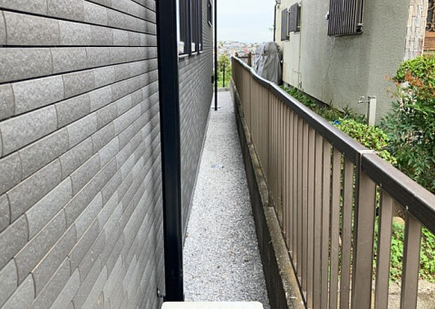 【庭】庭があることでガーデニングや家庭菜園はもちろん、こどもの遊び場やペットを放して遊ぶことができます。また、家の周囲に余裕があるということです。隣地との間があれば、十分な日当たりと、風通しが確保できます。