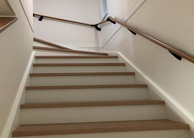 【内装】建物の上下階の通路である階段は、その位置によって動線や室内の印象が大きく左右されます。手摺にも重要な役割があり、転倒の防止・歩行や動作を円滑にして日常生活を支えることを主な目的として設置されています。