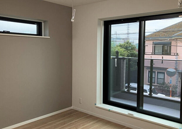 【洋室】洋室のメリットは重い家具が置きやすく、身の回りが整理しやすいことです。 床がフローリングのため畳とは異なり凹みにくいです。 クローゼットなど収納が豊富で、普段使わない旅行カバンや服の整頓も簡単にです。