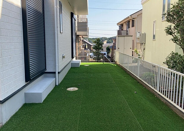 【庭】庭があることでガーデニングや家庭菜園はもちろん、こどもの遊び場やペットを放して遊ぶことができます。また、家の周囲に余裕があるということです。隣地との間があれば、十分な日当たりと、風通しが確保できます。