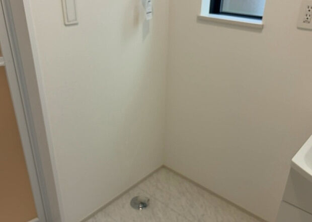 【ランドリースペース】ランドリースペースも気になります。洗濯機置場があり「洗う、干す、取り込む、アイロンがけ、たたむ」など、洗濯に関する家事をするための空間です。広さや収納など付帯設備も含めて、詳細は現地でご確認ください。