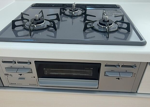 【キッチンコンロ】キッチンコンロは、料理の質を大きく左右する重要な設備です。火力調整のしやすさ、グリル機能の有無、安全装置の充実度など、選ぶポイントがたくさんあります。特に、IHクッキングヒーターは、お手入れのしやすさや安全性が高く、近年人気が高まっています。