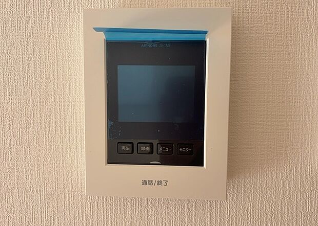 【TVモニター付きインターホン】TVモニター付きインターホンは、来訪者の顔を確認できるだけでなく、音声でやり取りすることもできるため、セキュリティ面で安心できる設備です。モニター画面が大きく見やすいもの、夜間でも来訪者をしっかりと確認できるものなど、機能性を重視したいところです。