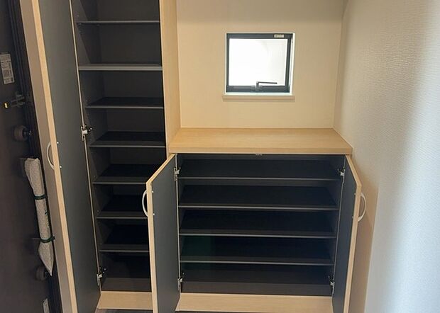 【玄関収納】玄関収納は、靴や傘、コートなどをスッキリと収納できるだけでなく、来客時に見せる顔となるため、家の顔とも言えます。収納量だけでなく、デザイン性も重視したいところです。ミラー付きの収納であれば、外出前の身だしなみチェックにも便利です。