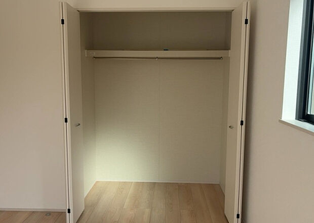 【ウォークインクローゼット】ウォークインクローゼットがあれば、クローゼット内でコーディネートが完成できますし、季節の変わり目に行う衣替えの手間も省けます。また、スーツケースなど大きいものもしまうことができ使い勝手がよいです。