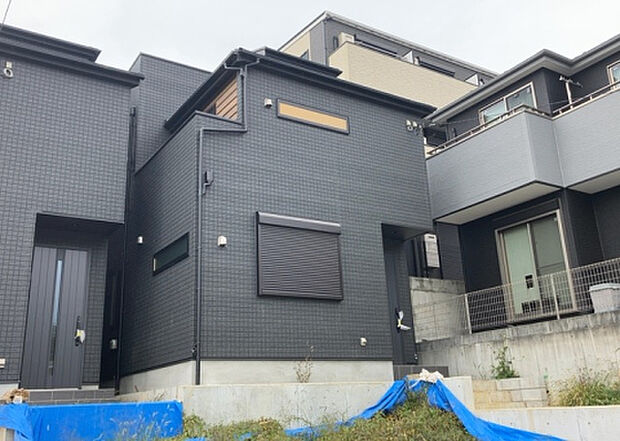 【前面道路含む現地写真_2】お持ちの車種によっては前面道路が広い方が便利でしょう。しかし、前面道路が広ければその分交通量が多くなるため、騒音などが気になる場合があります。実際に現地を見学し、周辺交通量や騒音などを確認しましょう！