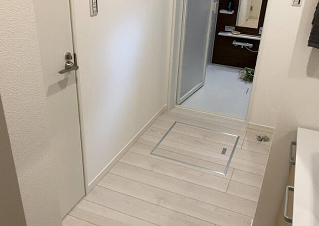 【脱衣場】多くの戸建て住宅で見かける洗面脱衣所は、洗面台と洗濯機が2畳ほどのスペースに並べられていて、洗面所が脱衣所を兼ね備えている間取りが一般的です。お客様が利用することもある、パブリックな空間でもあります。