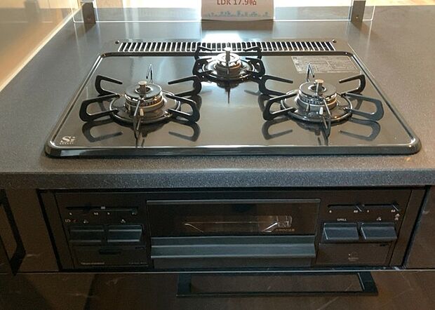 【キッチンコンロ】キッチンコンロは、料理の質を大きく左右する重要な設備です。火力調整のしやすさ、グリル機能の有無、安全装置の充実度など、選ぶポイントがたくさんあります。特に、IHクッキングヒーターは、お手入れのしやすさや安全性が高く、近年人気が高まっています。