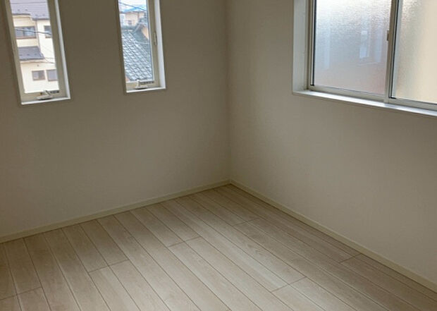 【洋室】洋室のメリットは重い家具が置きやすく、身の回りが整理しやすいことです。 床がフローリングのため畳とは異なり凹みにくいです。 クローゼットなど収納が豊富で、普段使わない旅行カバンや服の整頓も簡単にです。