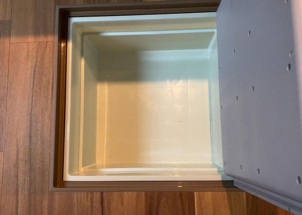 【キッチン床下収納】キッチン床下収納は、調理器具や食器などをスッキリと収納できる便利なスペースです。収納量が多いもの、引き出しがスムーズに開閉するものなど、使い勝手の良いものを選ぶことが大切です。また、湿気がこもりやすい場所なので、通気性の良いものを選ぶこともおすすめです。