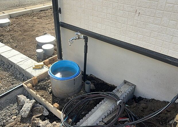 【外水栓】外水栓は、庭の水やりや洗車など、様々な用途に使える便利な設備です。ホースがしっかりと接続できるもの、水圧が安定しているものなど、使い勝手の良いものを選びましょう。また、凍結防止機能が付いているものなら、冬場でも安心して使用できます。