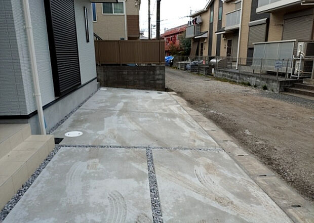 【駐車場】駐車場と明記されていても、最小スペースでつくられた駐車場だと大型車は駐車できなかったり、出入りしにくくなったりする可能性があります。お車のサイズと購入したい物件の駐車場のサイズを現地で確認しましょう。