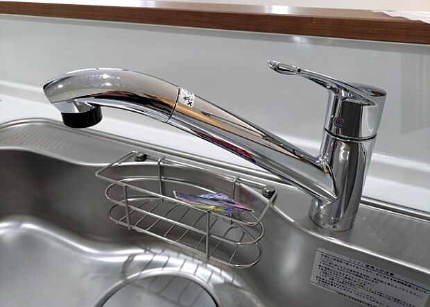 【キッチン水栓】キッチン水栓は、毎日必ず使うものだからこそ、使いやすさが重要です。シャワーヘッドの切り替えがスムーズか、吐水量が調節できるか、水しぶきが飛び散りにくい構造か、浄水機能が付いているかなど、日々の家事を快適にするための機能が数多くあります。また、デザインも多種多様なので、キッチン全体の雰囲気に合わせたものを選ぶことができます。