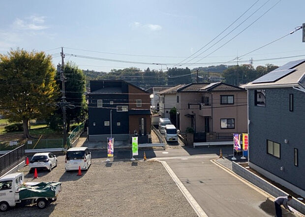 【物件からの展望】眺望を気にして物件を探す場合、前面に建物が建っていないか現地で確認しましょう！前面に建物があると景色はもちろん、日当たりや風通しにも影響が出てきます。住んだ時のことを想像しながら現地見学をしましょう。