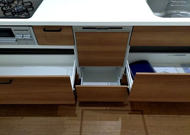 【キッチン床下収納】キッチン床下収納は、調理器具や食器などをスッキリと収納できる便利なスペースです。収納量が多いもの、引き出しがスムーズに開閉するものなど、使い勝手の良いものを選ぶことが大切です。また、湿気がこもりやすい場所なので、通気性の良いものを選ぶこともおすすめです。