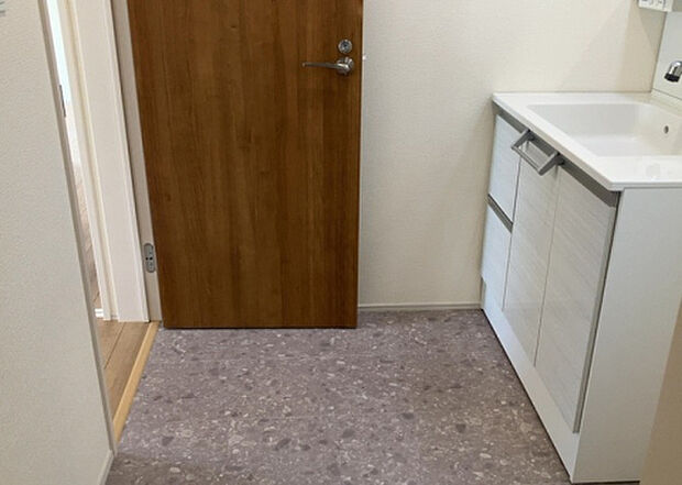 【脱衣場】多くの戸建て住宅で見かける洗面脱衣所は、洗面台と洗濯機が2畳ほどのスペースに並べられていて、洗面所が脱衣所を兼ね備えている間取りが一般的です。お客様が利用することもある、パブリックな空間でもあります。