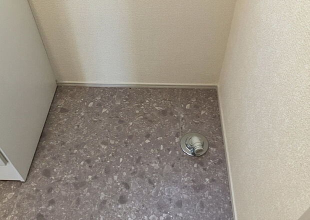 【ランドリースペース】ランドリースペースも気になります。洗濯機置場があり「洗う、干す、取り込む、アイロンがけ、たたむ」など、洗濯に関する家事をするための空間です。広さや収納など付帯設備も含めて、詳細は現地でご確認ください。