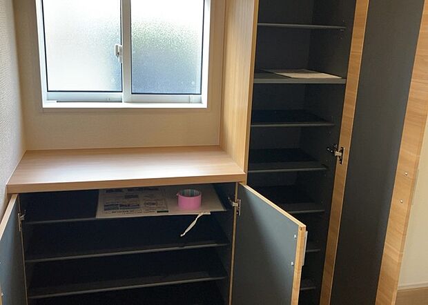 【玄関収納】玄関収納は、靴や傘、コートなどをスッキリと収納できるだけでなく、来客時に見せる顔となるため、家の顔とも言えます。収納量だけでなく、デザイン性も重視したいところです。ミラー付きの収納であれば、外出前の身だしなみチェックにも便利です。