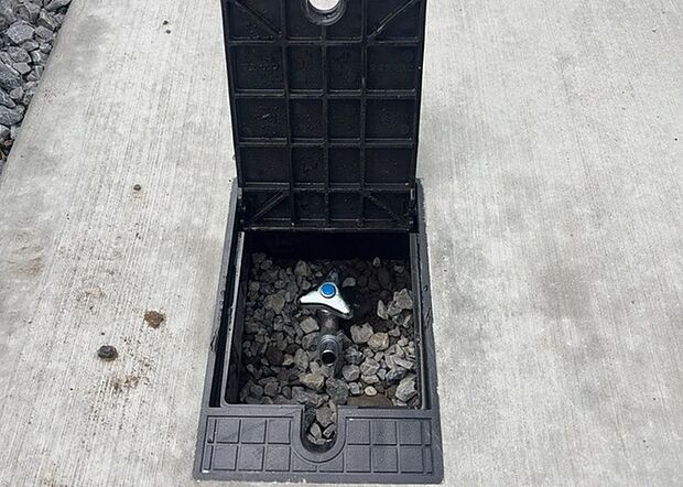 【外水栓】外水栓は、庭の水やりや洗車など、様々な用途に使える便利な設備です。ホースがしっかりと接続できるもの、水圧が安定しているものなど、使い勝手の良いものを選びましょう。また、凍結防止機能が付いているものなら、冬場でも安心して使用できます。