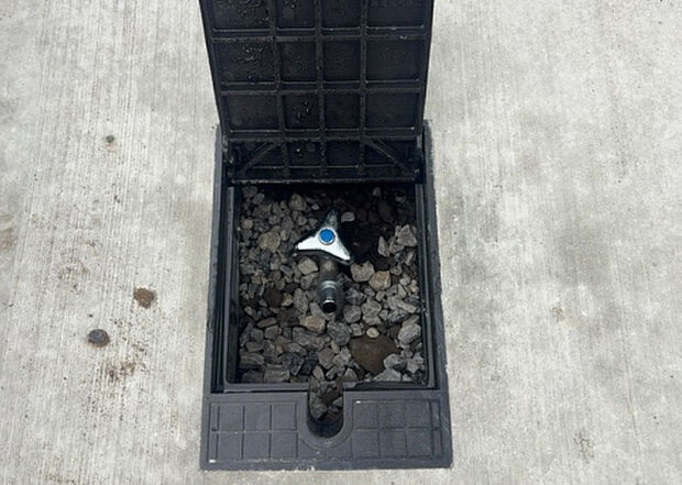 【その他設備】敷地内には、散水栓や立水栓があります。水道水を直接利用できるため、水を運ぶ手間を省くことが出来ます。大量の水を必要とする洗車作業や清掃などに役立ちます。その他設備とあわせて、現地でご確認ください。