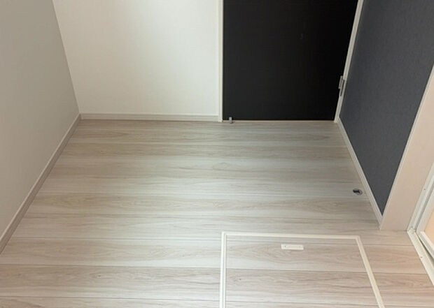 【脱衣場】多くの戸建て住宅で見かける洗面脱衣所は、洗面台と洗濯機が2畳ほどのスペースに並べられていて、洗面所が脱衣所を兼ね備えている間取りが一般的です。お客様が利用することもある、パブリックな空間でもあります。