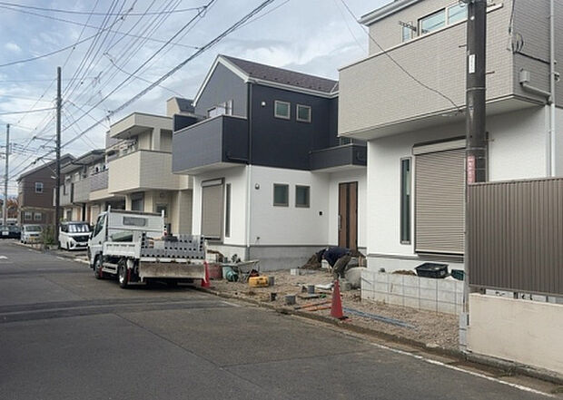 【前面道路含む現地写真_2】お持ちの車種によっては前面道路が広い方が便利でしょう。しかし、前面道路が広ければその分交通量が多くなるため、騒音などが気になる場合があります。実際に現地を見学し、周辺交通量や騒音などを確認しましょう！