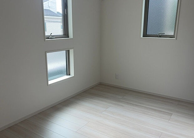 【洋室】洋室のメリットは重い家具が置きやすく、身の回りが整理しやすいことです。 床がフローリングのため畳とは異なり凹みにくいです。 クローゼットなど収納が豊富で、普段使わない旅行カバンや服の整頓も簡単にです。