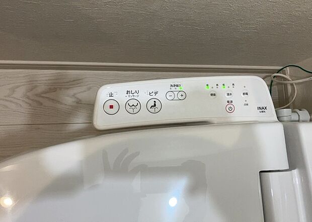 【ウォシュレット（リモコン）】ウォシュレットは、衛生面だけでなく、快適性も向上させる便利な設備です。洗浄機能の種類や水温調節機能など、様々な機能が付いたものが多くあります。リモコンも、操作が簡単で、使いやすいものを選びましょう。