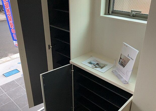 【玄関収納】玄関収納は、靴や傘、コートなどをスッキリと収納できるだけでなく、来客時に見せる顔となるため、家の顔とも言えます。収納量だけでなく、デザイン性も重視したいところです。ミラー付きの収納であれば、外出前の身だしなみチェックにも便利です。