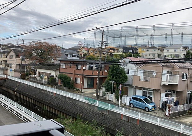 【物件からの展望】眺望を気にして物件を探す場合、前面に建物が建っていないか現地で確認しましょう！前面に建物があると景色はもちろん、日当たりや風通しにも影響が出てきます。住んだ時のことを想像しながら現地見学をしましょう。