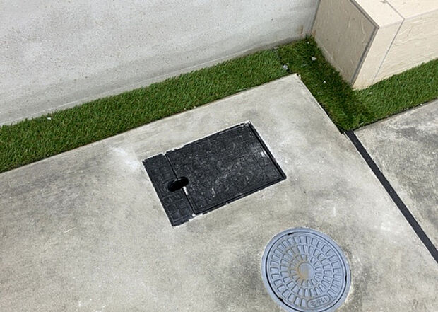 【その他設備】敷地内には、散水栓や立水栓があります。水道水を直接利用できるため、水を運ぶ手間を省くことが出来ます。大量の水を必要とする洗車作業や清掃などに役立ちます。その他設備とあわせて、現地でご確認ください。