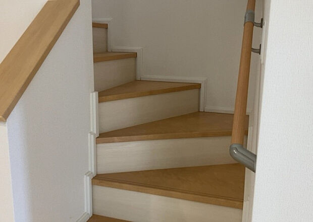 【内装】建物の上下階の通路である階段は、その位置によって動線や室内の印象が大きく左右されます。手摺にも重要な役割があり、転倒の防止・歩行や動作を円滑にして日常生活を支えることを主な目的として設置されています。