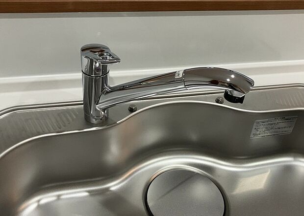 【キッチン水栓】キッチン水栓は、毎日必ず使うものだからこそ、使いやすさが重要です。シャワーヘッドの切り替えがスムーズか、吐水量が調節できるか、水しぶきが飛び散りにくい構造か、浄水機能が付いているかなど、日々の家事を快適にするための機能が数多くあります。また、デザインも多種多様なので、キッチン全体の雰囲気に合わせたものを選ぶことができます。