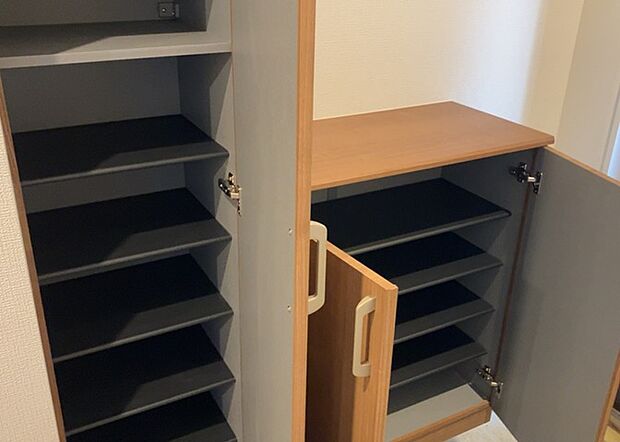 【玄関収納】玄関収納は、靴や傘、コートなどをスッキリと収納できるだけでなく、来客時に見せる顔となるため、家の顔とも言えます。収納量だけでなく、デザイン性も重視したいところです。ミラー付きの収納であれば、外出前の身だしなみチェックにも便利です。