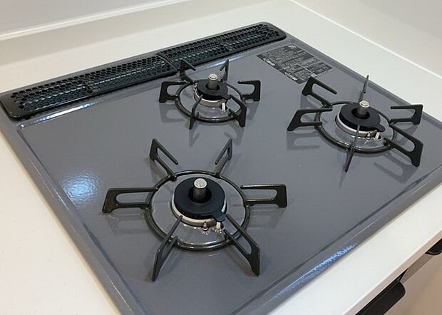 【キッチンコンロ】キッチンコンロは、料理の質を大きく左右する重要な設備です。火力調整のしやすさ、グリル機能の有無、安全装置の充実度など、選ぶポイントがたくさんあります。特に、IHクッキングヒーターは、お手入れのしやすさや安全性が高く、近年人気が高まっています。