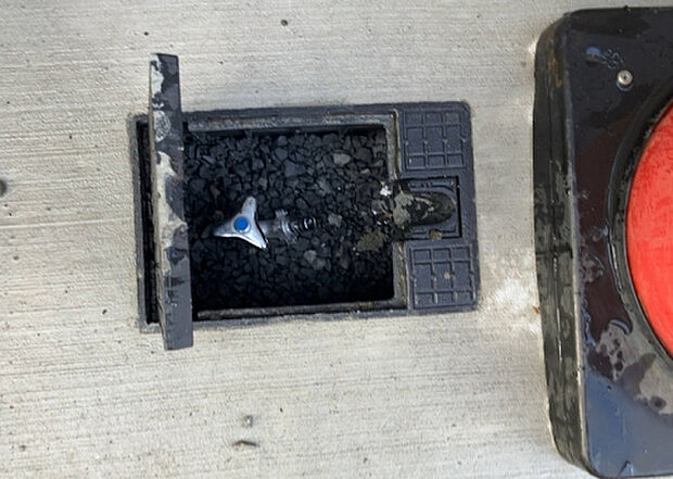 【その他設備】敷地内には、散水栓や立水栓があります。水道水を直接利用できるため、水を運ぶ手間を省くことが出来ます。大量の水を必要とする洗車作業や清掃などに役立ちます。その他設備とあわせて、現地でご確認ください。