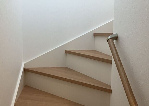 【内装】建物の上下階の通路である階段は、その位置によって動線や室内の印象が大きく左右されます。手摺にも重要な役割があり、転倒の防止・歩行や動作を円滑にして日常生活を支えることを主な目的として設置されています。