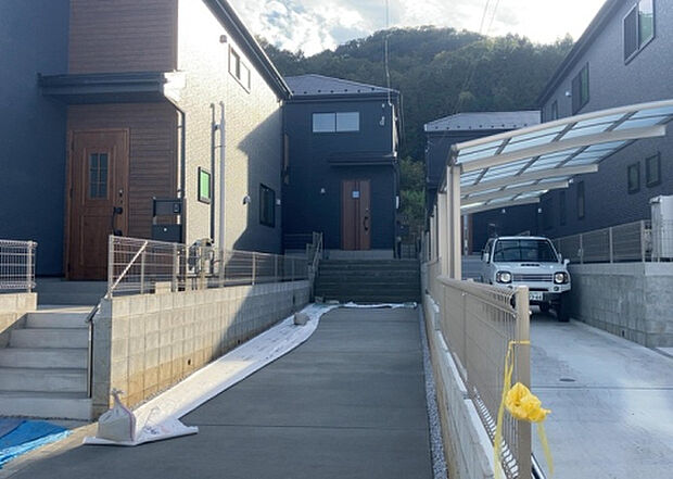 【前面道路含む現地写真_2】お持ちの車種によっては前面道路が広い方が便利でしょう。しかし、前面道路が広ければその分交通量が多くなるため、騒音などが気になる場合があります。実際に現地を見学し、周辺交通量や騒音などを確認しましょう！