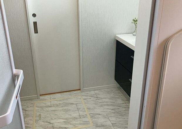 【脱衣場】多くの戸建て住宅で見かける洗面脱衣所は、洗面台と洗濯機が2畳ほどのスペースに並べられていて、洗面所が脱衣所を兼ね備えている間取りが一般的です。お客様が利用することもある、パブリックな空間でもあります。