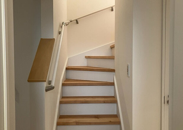 【内装】建物の上下階の通路である階段は、その位置によって動線や室内の印象が大きく左右されます。手摺にも重要な役割があり、転倒の防止・歩行や動作を円滑にして日常生活を支えることを主な目的として設置されています。