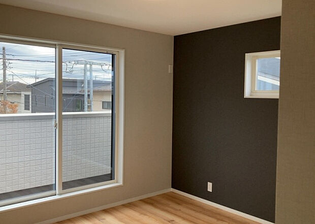 【洋室】洋室のメリットは重い家具が置きやすく、身の回りが整理しやすいことです。 床がフローリングのため畳とは異なり凹みにくいです。 クローゼットなど収納が豊富で、普段使わない旅行カバンや服の整頓も簡単にです。