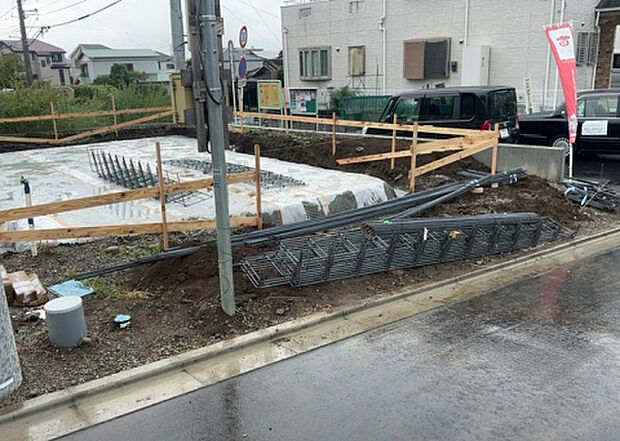 【駐車場_2】駐車場と明記されていても、最小スペースでつくられた駐車場だと大型車は駐車できなかったり、出入りしにくくなったりする可能性があります。お車のサイズと購入したい物件の駐車場のサイズを現地で確認しましょう。