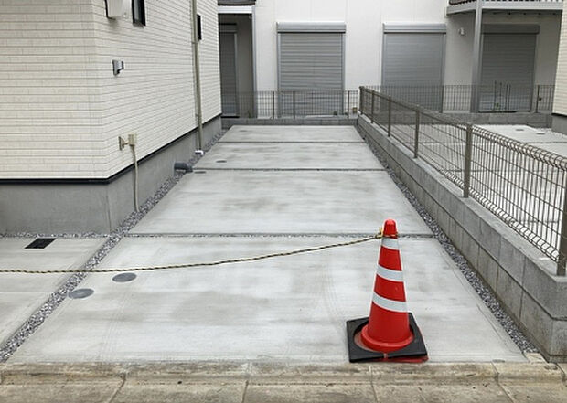 【駐車場】駐車場と明記されていても、最小スペースでつくられた駐車場だと大型車は駐車できなかったり、出入りしにくくなったりする可能性があります。お車のサイズと購入したい物件の駐車場のサイズを現地で確認しましょう。