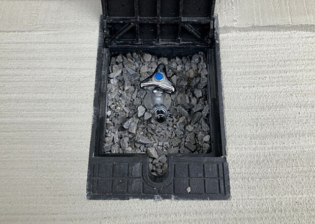 【その他設備】敷地内には、散水栓や立水栓があります。水道水を直接利用できるため、水を運ぶ手間を省くことが出来ます。大量の水を必要とする洗車作業や清掃などに役立ちます。その他設備とあわせて、現地でご確認ください。